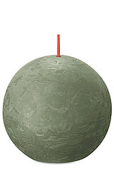 Eine Rustik Kugelkerze von Bolsius in der Farbe Frische Olive mit einem Durchmesser von 7,6cm.