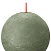 Eine Rustik Kugelkerze von Bolsius in der Farbe Frische Olive mit einem Durchmesser von 7,6cm.