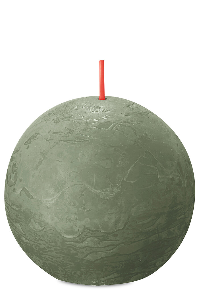 Eine Rustik Kugelkerze von Bolsius in der Farbe Frische Olive mit einem Durchmesser von 7,6cm.