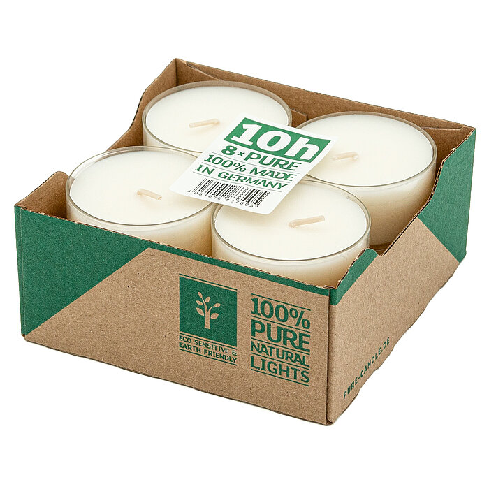 Acht weiße Teelichter in einer offenen braunen Pappverpackung mit grünen Akzenten. Auf der Verpackung steht "100% Pure Natural Lights" und "10h", was auf die Brenndauer hinweist. Es gibt ein grünes Etikett mit der Aufschrift "100% Made in Germany" und ein