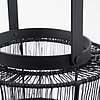 Schwarzes, metallisches und zylindrisches Objekt mit Drahtverflechtungen und einem Griff oben, das an einen modernen, minimalistischen Laternen- oder Körbchenstil erinnert. Das Design ist schlicht, funktional und stilvoll. Der Hintergrund ist schlicht und