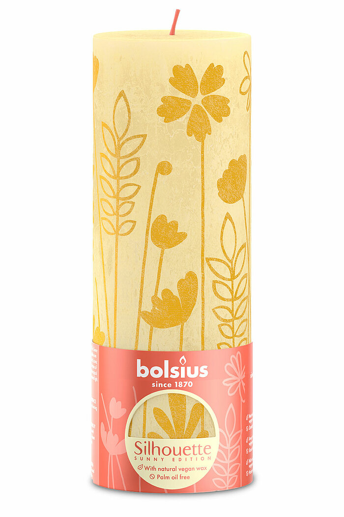 Eine Rustik Silhouette Stumpenkerze von Bolsius in der Farbe Zartes Gelb in der Größe 19x6,8cm.