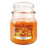 Eine Duftkerze im Apothekerglas von Prices Candles in der Größe 14,2x9,5cm in der Geruchsrichtung Amber mit einem Gewicht von 411g.