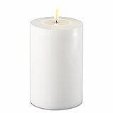 Eine LED Stumpenkerze von Deluxe Homeart in der Farbe Weiß und in der Größe 15x10cm.