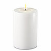 Eine LED Stumpenkerze von Deluxe Homeart in der Farbe Weiß und in der Größe 15x10cm.