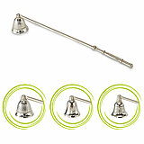 Ein langer, silberner Kerzenlöscher-Dochtlöscher mit einem verzierten Griff und einer Glocken-förmigen Haube. Darunter sind drei weitere Ansichten der gleichen Glockenhaube dargestellt, jede umgeben von grünen kreisförmigen Linien. Die Haube zeigt Details