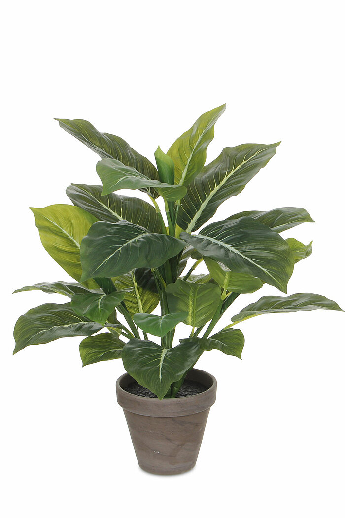 Eine üppige grüne Kunstpflanze mit zahlreichen großen, glänzenden Blättern in verschiedenen Grün- und Gelbtönen. Die Pflanze steht in einem schlichten, braunen Tontopf, der mit dunkler Erde gefüllt ist. Die Blätter sind detailliert gestaltet, mit auffälli