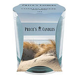 Eine Duftkerze im Glas von Prices Candles in der Größe 8,9x8cm mit dem Duft Coastal Breeze.