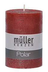 Eine Polar Stumpenkerze von Müller Kerzenfabrik in der Größe 10x6,8cm in der Farbe weinrot.