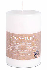 Eine Pro Nature Stearin-Stumpenkerze von Müller Kerzenfabrik in der Größe 10x6,8cm in der Farbe weiß.
