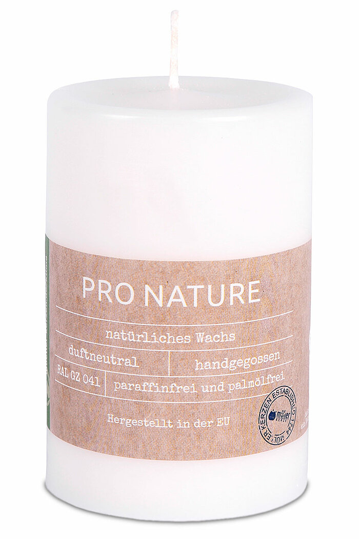 Eine Pro Nature Stearin-Stumpenkerze von Müller Kerzenfabrik in der Größe 10x6,8cm in der Farbe weiß.
