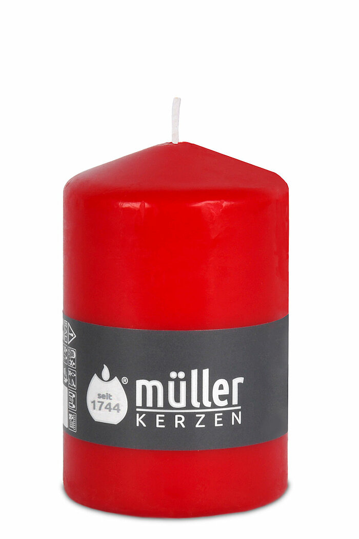 Eine Stumpenkerze von Müller Kerzenfabrik in der Größe 11x6,8cm in der Farbe karminrot.
