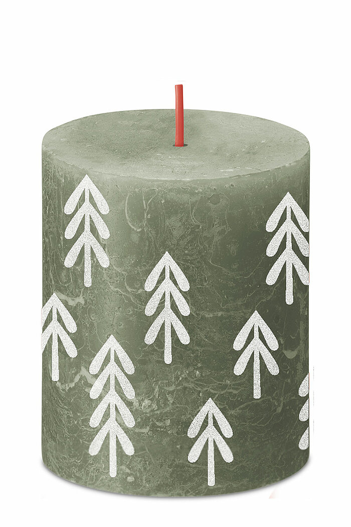 Eine Rustik Silhouette Stumpenkerze von Bolsius in der Farbe Frische Olive in der Größe 8x6,8cm.