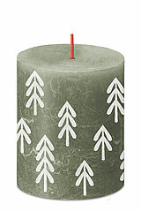 Eine Rustik Silhouette Stumpenkerze von Bolsius in der Farbe Frische Olive in der Größe 8x6,8cm.