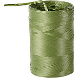 Eine große Spule aus grünem Raffiaband, das lose um die Spule gewickelt und leicht unordentlich arrangiert ist. Das glänzende Band hat eine glatte Textur und beginnt sich am oberen Ende der Spule abzuwickeln.