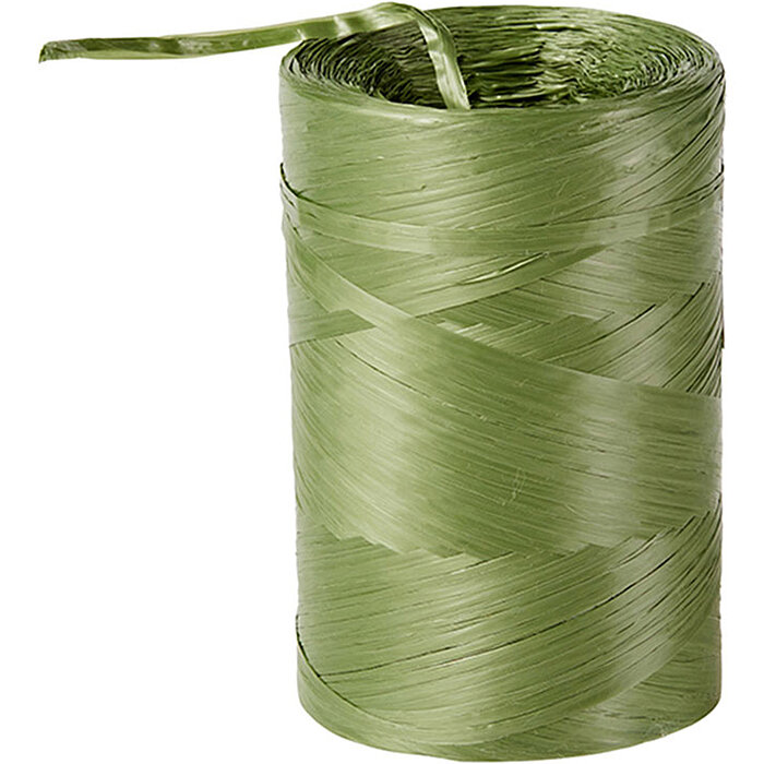 Eine große Spule aus grünem Raffiaband, das lose um die Spule gewickelt und leicht unordentlich arrangiert ist. Das glänzende Band hat eine glatte Textur und beginnt sich am oberen Ende der Spule abzuwickeln.