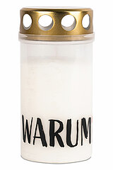 Ein weißes Grablicht mit einem goldenen, perforierten Deckel. Auf dem Grablicht steht in großen schwarzen Buchstaben das Wort "WARUM".