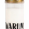 Ein weißes Grablicht mit einem goldenen, perforierten Deckel. Auf dem Grablicht steht in großen schwarzen Buchstaben das Wort "WARUM".