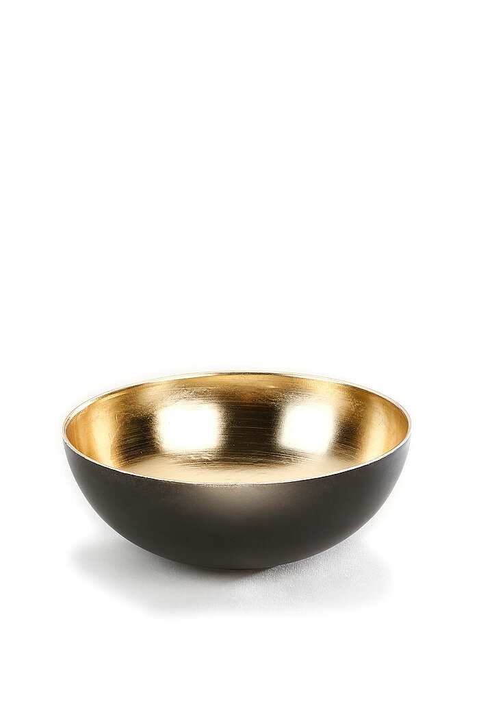 Eine elegante, flache Schale mit einer glänzenden, goldenen Innenseite und einer mattschwarzen Außenseite. Die Schale hat eine schlichte, moderne Form und steht auf einer weißen Oberfläche.