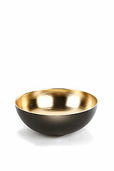 Eine elegante, flache Schale mit einer glänzenden, goldenen Innenseite und einer mattschwarzen Außenseite. Die Schale hat eine schlichte, moderne Form und steht auf einer weißen Oberfläche.