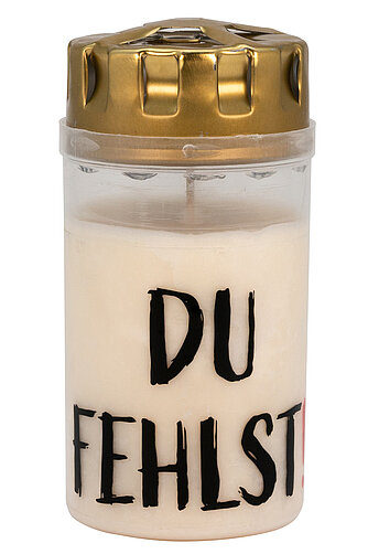DecoLite Grabkerzen Nr. 3 mit Deckel & Motiv "Du fehlst!" (6 Stück) Artikelvorschau Grabkerzen Nr. 3 mit Deckel & Motiv "Du fehlst!" (6 Stück)