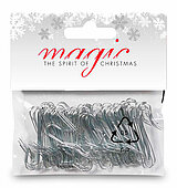 Eine durchsichtige Plastikverpackung mit silbernen Metallhaken, die für die Aufhängung von Weihnachtsdekoration verwendet werden können. Die Verpackung trägt oben die Aufschrift "magic THE SPIRIT OF CHRISTMAS" in rot und grau. Im oberen Bereich sind Schne