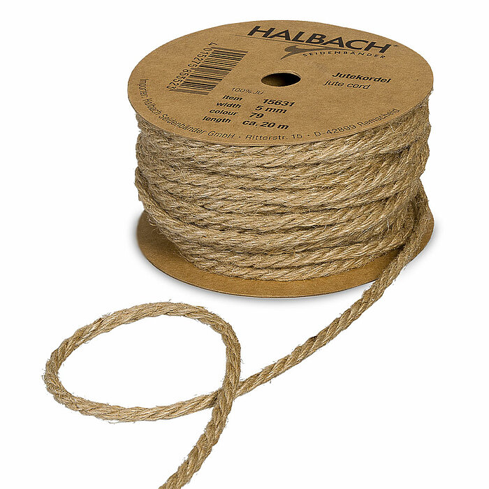 Eine robuste Jutekordel des Herstellers Halbach ist auf einer runden Spule aus Pappe aufgewickelt. Die Kordel hat einen Durchmesser von 7,5 mm und eine Länge von 20 Metern. Die Spule zeigt auch das Halbach-Logo.
