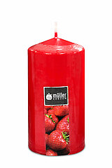 Eine Duft-Stumpenkerze von Müller Kerzenfabrik in der Größe 13x6,5cm mit dem Geruch Erdbeer-Liebe.
