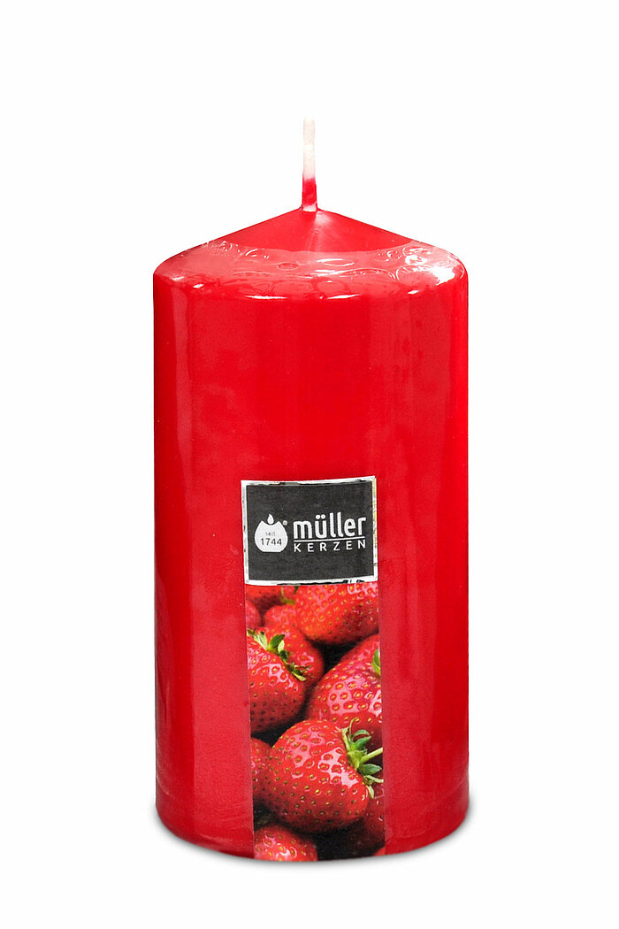 Eine Duft-Stumpenkerze von Müller Kerzenfabrik in der Größe 13x6,5cm mit dem Geruch Erdbeer-Liebe.
