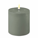 Eine LED Stumpenkerze von Deluxe Homeart in der Geruchssorte Salbeigrün und in der Größe 10x10cm.