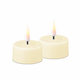 Zwei LED Teelichter von Deluxe Homeart in der Farbe Creme und in der Größe 4,5x4,1cm.