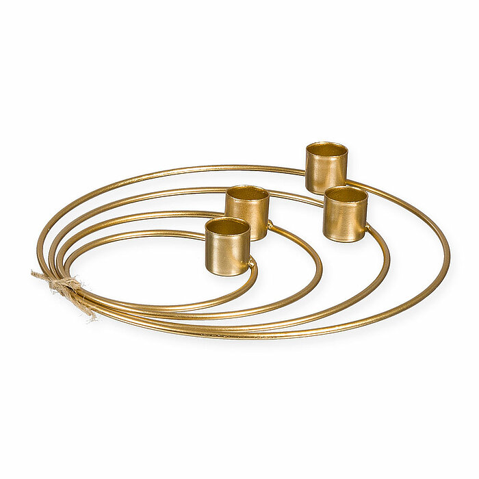 Vier goldene Kerzenhalter aus Metall, die in konzentrischen Kreisen angeordnet sind. Diese eleganten Kerzenhalter vom Hersteller Halbach sind miteinander verbunden und durch einen kleinen Jutefaden dekoriert. Der schlichte und doch stilvolle Look verleiht