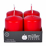 Vier Stumpenkerzen von Müller Kerzenfabrik in der Größe 6,2x4,8cm in der Farbe karminrot.