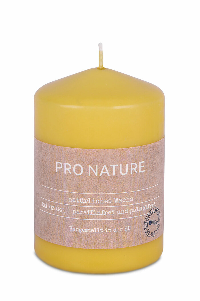 Eine Pro Nature Stearin-Stumpenkerze von Müller Kerzenfabrik in der Größe 10x6,8cm in der Geruchssorte Honig.