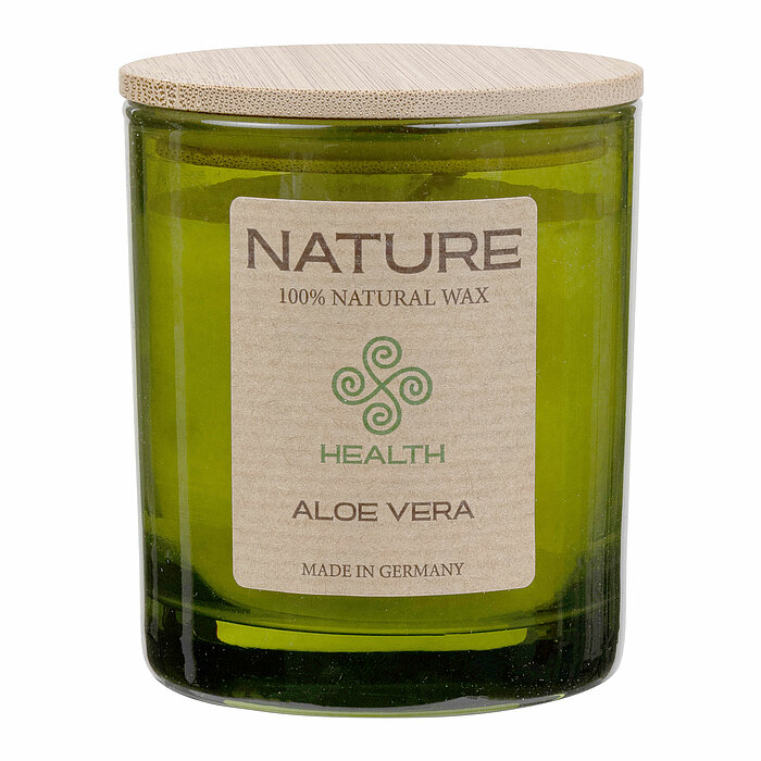 Das Bild zeigt eine grüne Kerze des Herstellers "Wenzel" aus 100% natürlichem Wachs im Glas, die mit einem Holzdeckel versehen ist. Auf dem Etikett steht "NATURE", "ALOEVERA", und "MADE IN GERMANY". Die Kerze ist speziell für den Duft "Aloe Vera" hergeste