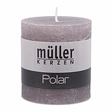 Eine Polar Stumpenkerze von Müller Kerzenfabrik in der Größe 7,5x6,8cm in der Farbe Schiefer.