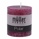 Eine Polar Stumpenkerze von Müller Kerzenfabrik in der Größe 7,5x6,8cm in der Farbe Beere.