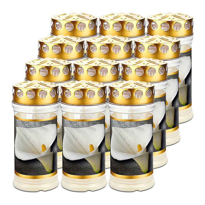 Ein weißes Grablicht mit goldener Abdeckung zeigt auf seinem Etikett eine elegante, weiße Calla-Lilie vor einem dunklen Hintergrund. Die gedeckten Farben und die einfache Eleganz der Blume verleihen dem Licht einen würdevollen und ruhigen Ausdruck.