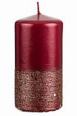 Eine Stumpenkerze Agnes von Richard Wenzel in der Größe 15x6cm in der Farbe Rubin.