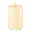 Eine LED Stumpenkerze von Deluxe Homeart in der Farbe Creme und in der Größe 15x10cm.