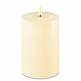 Eine LED Stumpenkerze von Deluxe Homeart in der Farbe Creme und in der Größe 15x10cm.