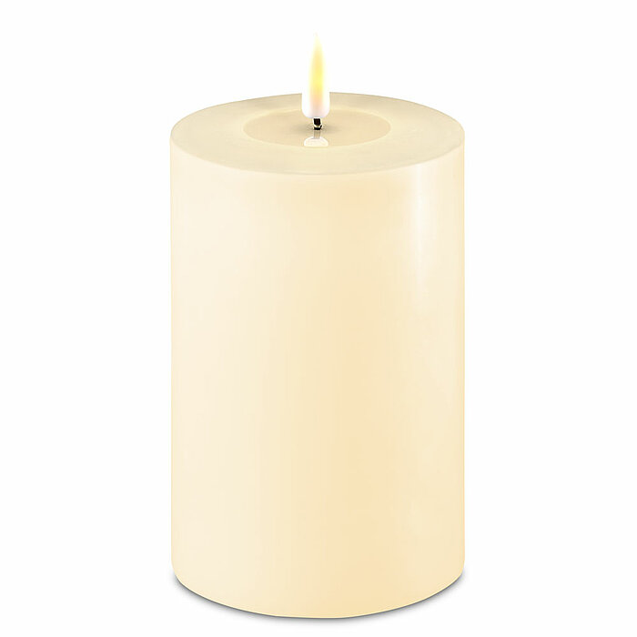Eine LED Stumpenkerze von Deluxe Homeart in der Farbe Creme und in der Größe 15x10cm.