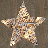 Eine sternförmige Dekoration, die aus gewebten, hellen Materialien gefertigt ist und mit kleinen Lichtern durchsetzt ist. Der Stern ist in Weiß- und Beigetönen gehalten und scheint sanft zu leuchten. Der Hintergrund besteht aus einer Holzoberfläche mit si
