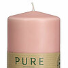 Eine Stumpenkerze Pure von Richard Wenzel in der Größe 9x7cm in der Farbe antikrosa.