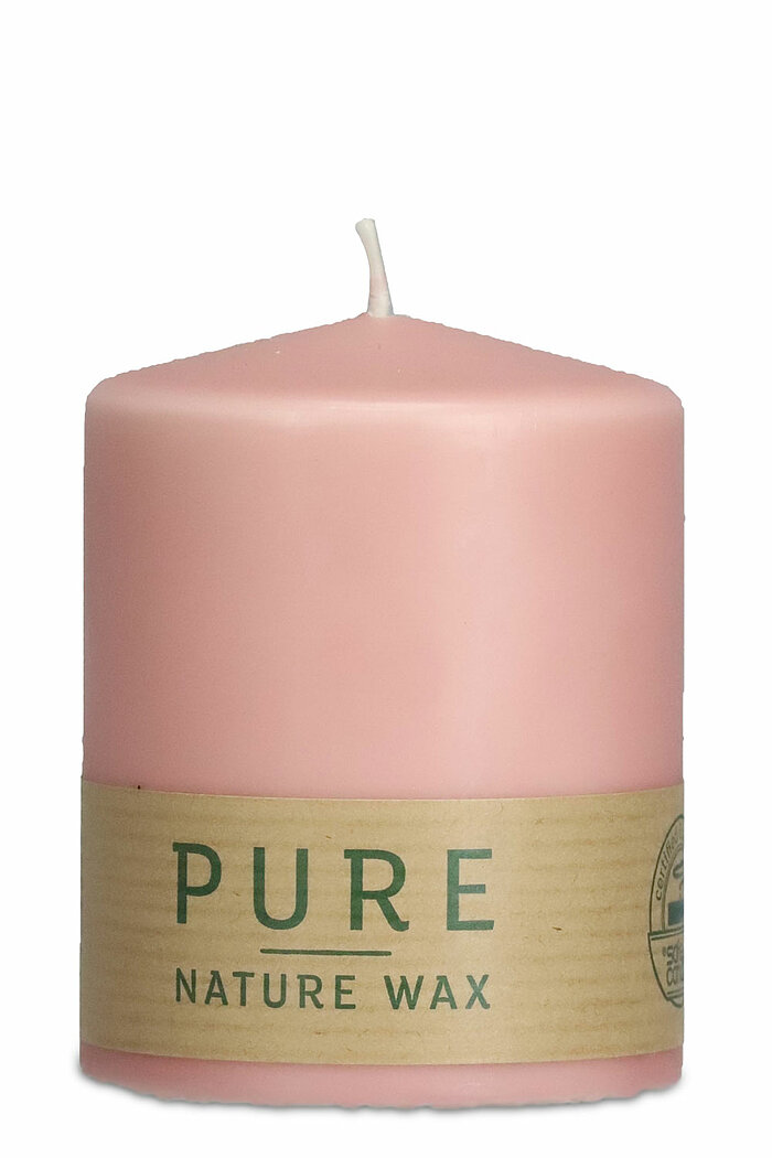 Eine Stumpenkerze Pure von Richard Wenzel in der Größe 9x7cm in der Farbe antikrosa.