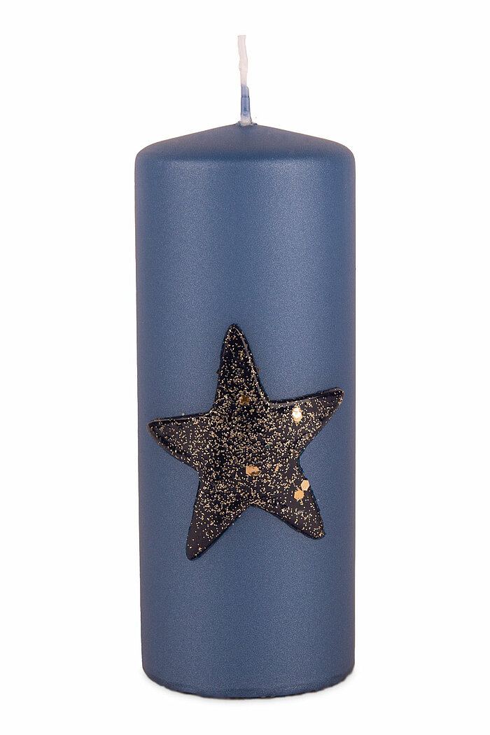 Eine Stumpenkerze Noel von Richard Wenzel in der Größe 15x6cm in der Farbe dunkelblau.