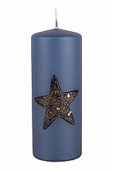 Eine Stumpenkerze Noel von Richard Wenzel in der Größe 15x6cm in der Farbe dunkelblau.