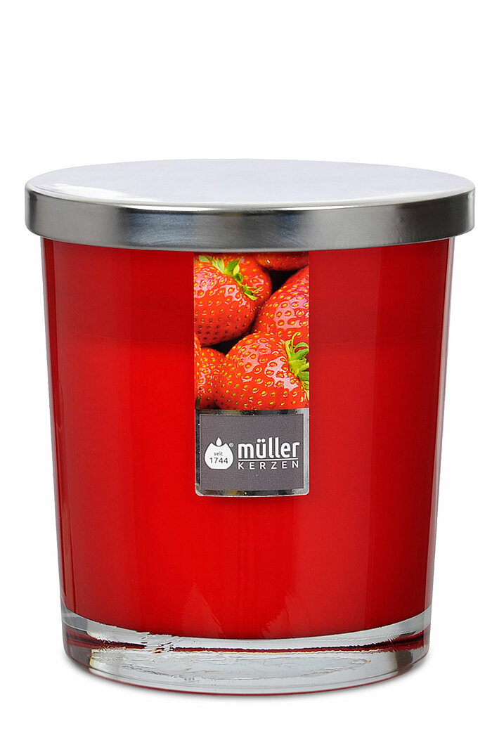 Ein Maxi-Duftkerzenglas von Müller Kerzenfabrik in der Größe 11x9,5cm mit dem Duft Erdbeer-Liebe.