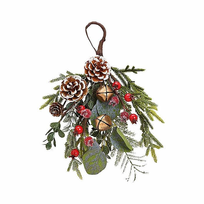 Ein festlicher Weihnachtsanhänger bestehend aus mit Schnee bedeckten Tannenzapfen, grünen Tannenzweigen, roten Beeren und goldenen Glöckchen. Der Anhänger wird von einem braunen Band gehalten.
