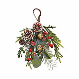 Ein festlicher Weihnachtsanhänger bestehend aus mit Schnee bedeckten Tannenzapfen, grünen Tannenzweigen, roten Beeren und goldenen Glöckchen. Der Anhänger wird von einem braunen Band gehalten.